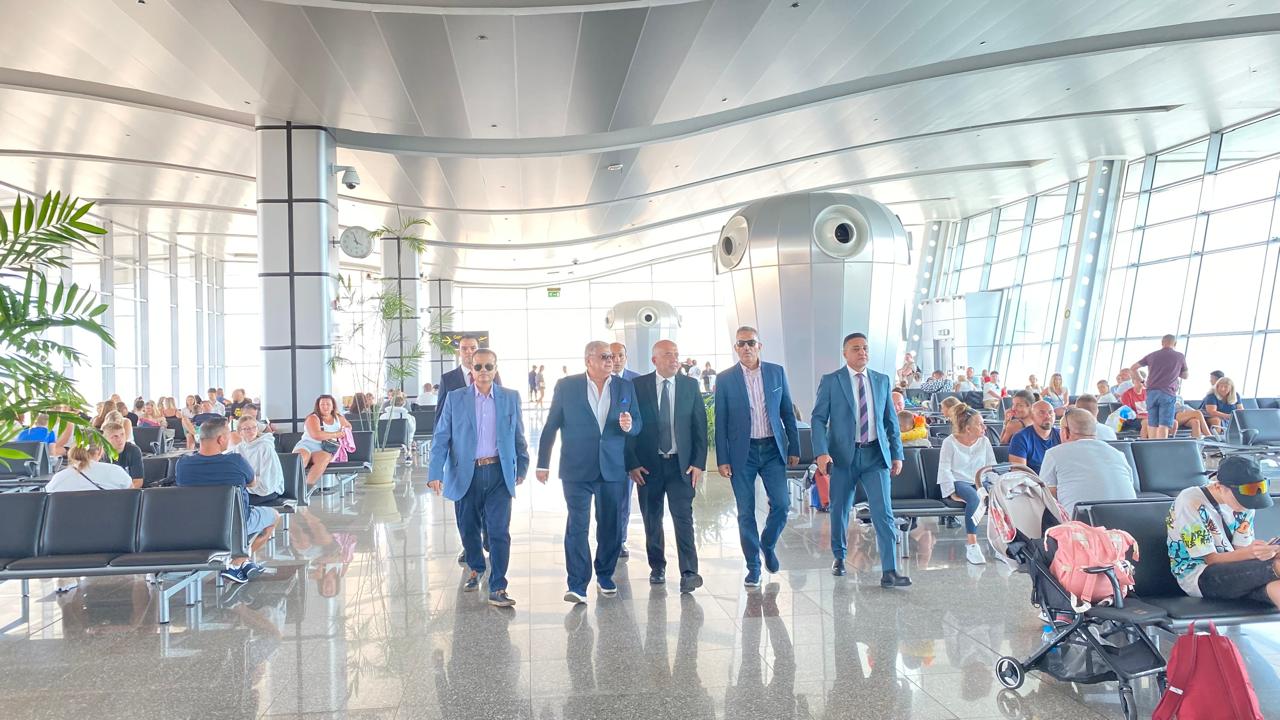 في إطار تعليمات الدكتور سامح الحفني وزير الطيران المدني الخاصة بتعزيز المتابعة الأمنية والصحية والبيئية بجميع المطارات المصرية، قامت اللجنة العليا للتفتيش برئاسة الطيار منتصر مناع نائب وزير الطيران المدني، وعضوية ممثلي الجهات المختصة، بجولة موسعة شملت مطار مرسى علم الدولي ومطار الغردقة الدولي. استقبال رسمي للوفد حرص على استقبال اللجنة الكابتن هشام القشاط مدير مطار مرسى علم الدولي، والملاح أيمن شريف ممثل وزارة الطيران المدني بمطار مرسى علم، والطيار خالد الشيمي مدير مطار الغردقة الدولي. متابعة التشغيل والإجراءات ركزت الجولة على الاطمئنان إلى جاهزية المطارين لاستقبال الرحلات الجوية، ومراجعة حركة التشغيل، وتقييم الإجراءات الأمنية والصحية المطبقة، ومتابعة سير حركة الركاب والحركة الجوية، وعمليات التأمين، ومستوى الخدمات المقدمة في صالات السفر والوصول والمناطق الخدمية المختلفة. تفقد المرافق والمنشآت شملت الجولة المرور على مبنى الركاب وصالتي السفر والوصول الدولية والداخلية، والاستراحات والكافيتريات، ومنطقة الأسواق الحرة، إلى جانب متابعة إجراءات الجوازات والجمارك، وإدارة الأرصاد الجوية، وبرج المراقبة، ومركز المعلومات، والغرفة الأمنية المزودة بكاميرات المراقبة. كما تم تفقد سيور الحقائب للتأكد من انتظامية الحركة في مرحلتي السفر والوصول، بالإضافة إلى متابعة أسوار المطارات وبواباتها الرئيسية. تأكيد على الجاهزية أكدت اللجنة أن هذه الجولات المستمرة تهدف إلى ضمان أعلى مستويات التأمين وتطوير الخدمات المقدمة للركاب، بما يعكس صورة مشرفة عن المطارات المصرية ويلبي المعايير الدولية.
