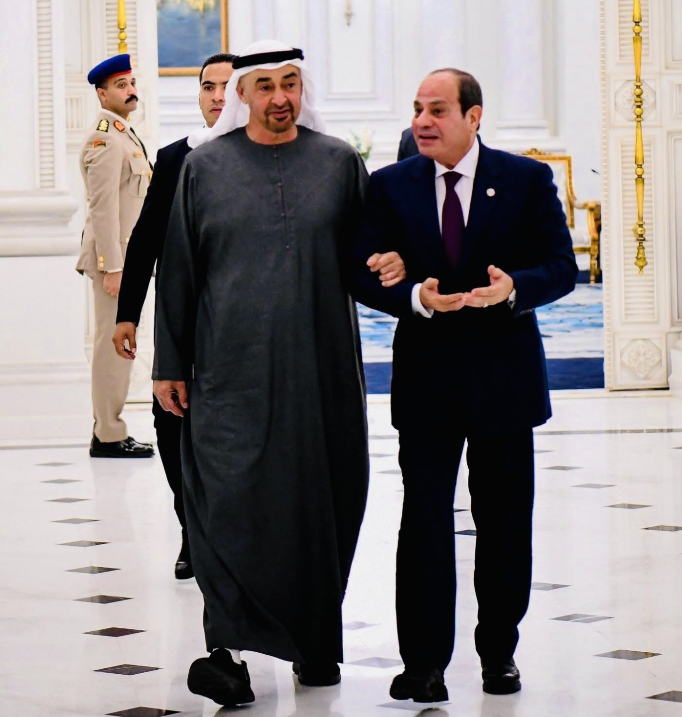 الرئيس السيسي يرحب بالشيخ محمد بن زايد في العلمين.. زيارة أخوة تحمل رسائل استراتيجية