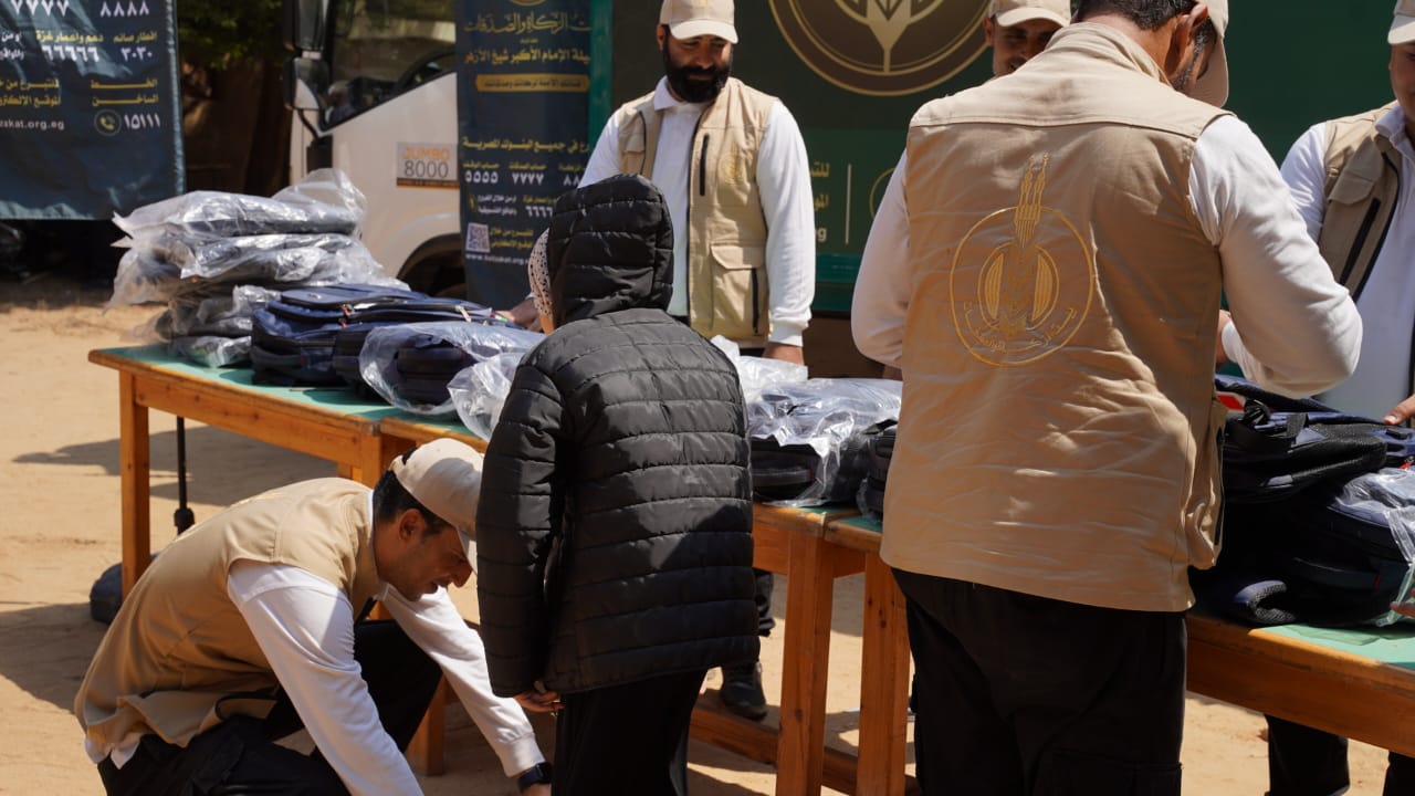 «بيت الزكاة والصدقات» يوزع مستلزمات مدرسية على الأيتام بمحافظات القاهرة والجيزة والقليوبية