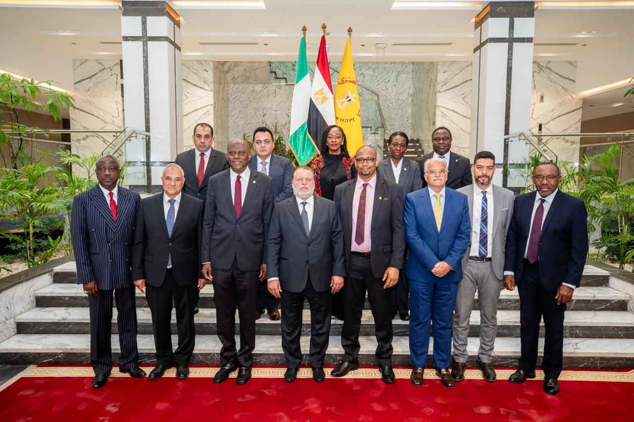 محافظ البنك المركزي المصري يستقبل نظيره النيجيري ويصطحبه في جولة بدار طباعة النقد