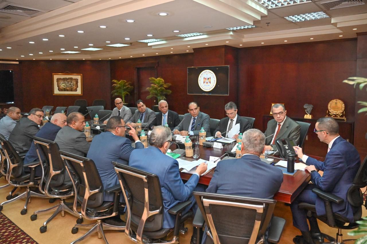 عقد المهندس حسن الخطيب وزير الاستثمار والتجارة الخارجية اجتماعا موسعا مع أحمد الوكيل رئيس الاتحاد العام للغرف التجارية، بمشاركة عدد من القيادات والمسؤولين المعنيين، لاستعراض جهود الدولة في