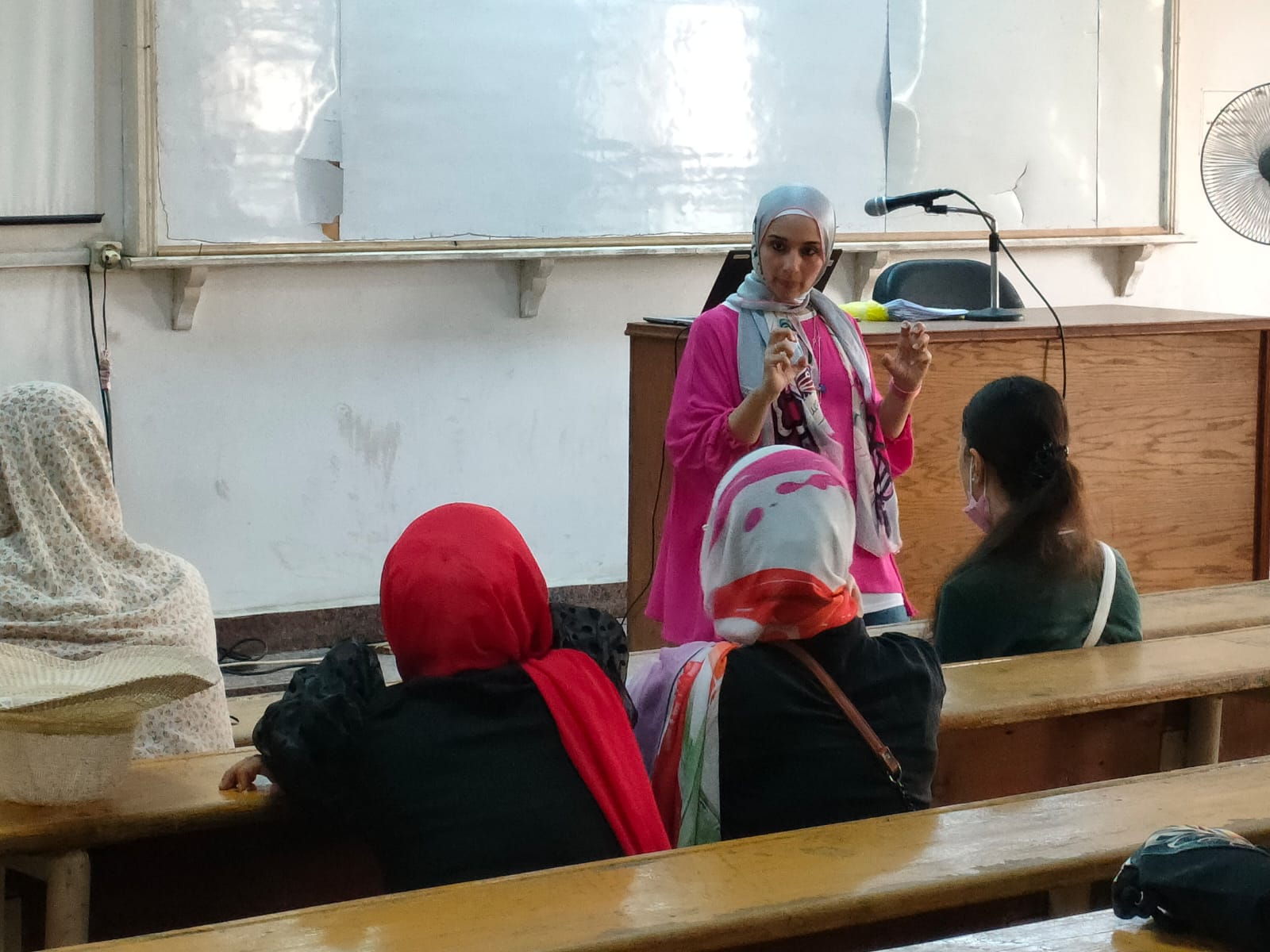 إقبال طلابي على المحاضرة التعريفية لمركز التوظيف بجامعة عين شمس بمقر كلية الآداب 